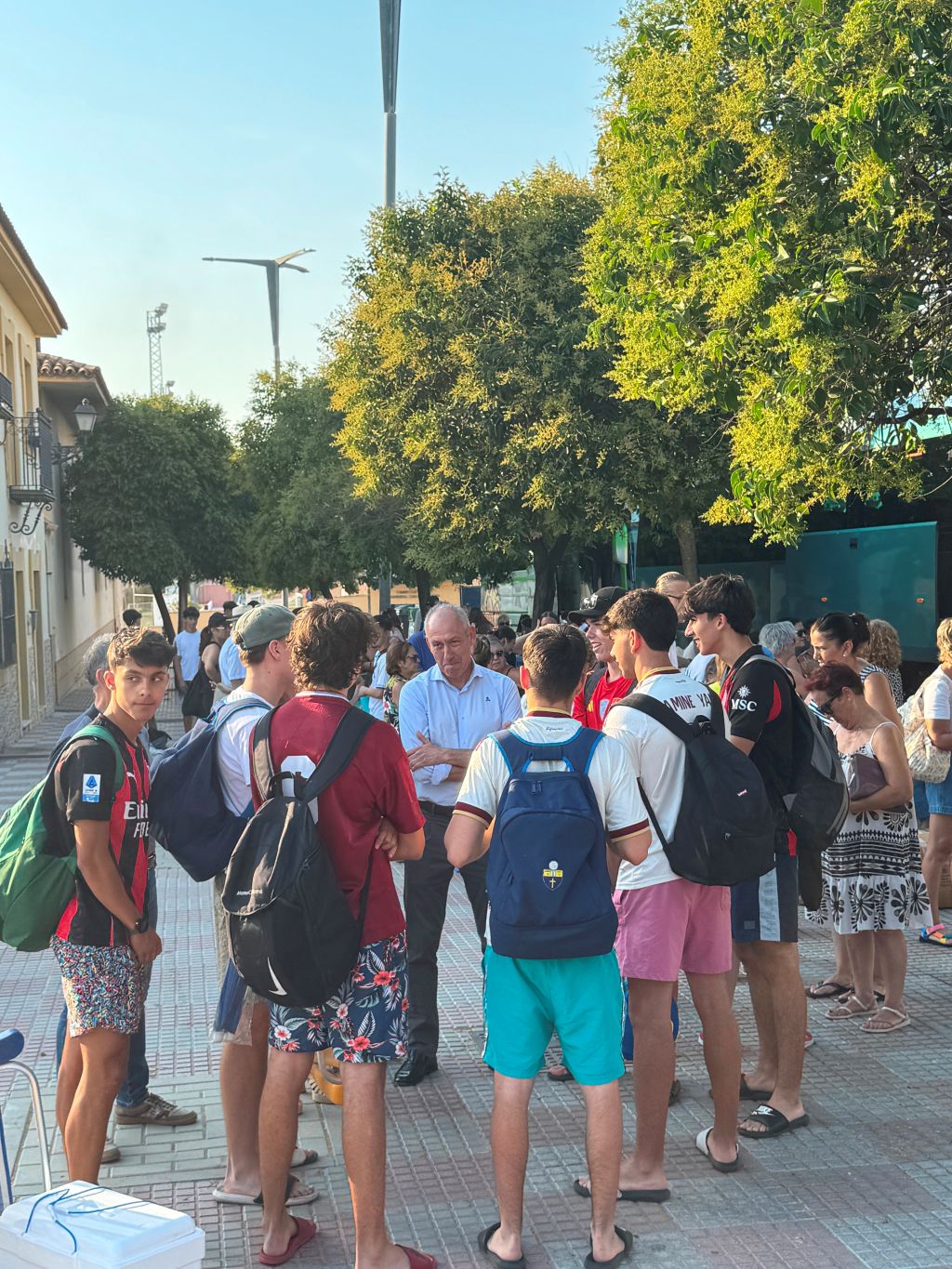 300 tomareños parten hacia Punta Umbría con 