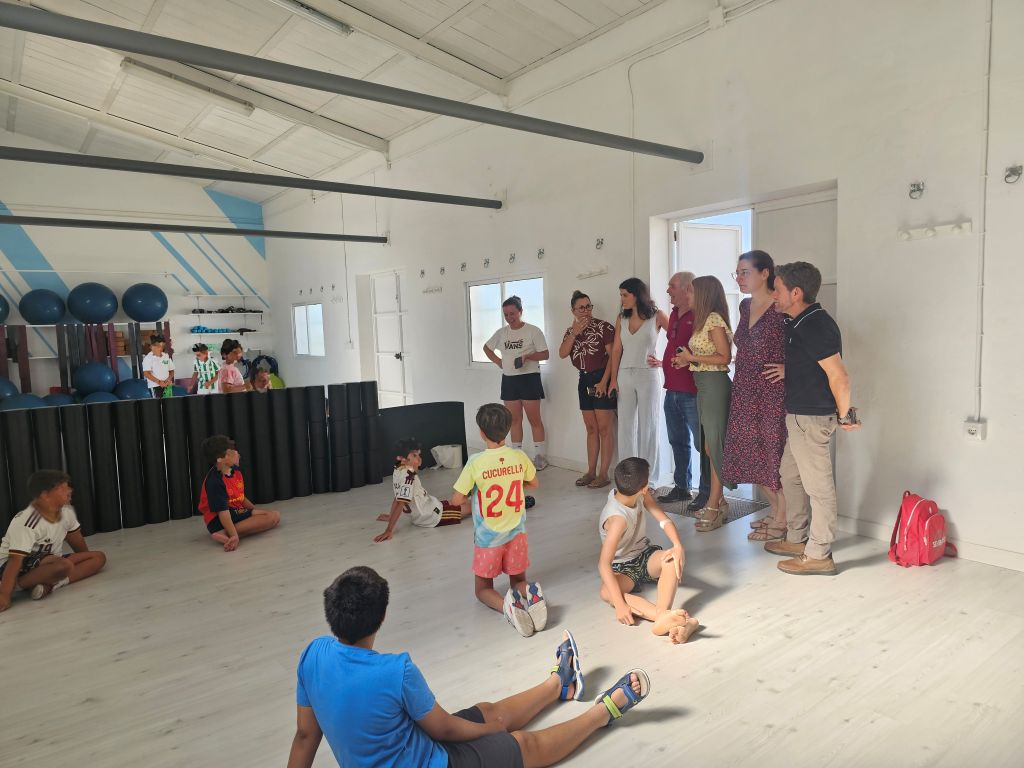 Aznalcázar supervisa el desarrollo de las actividades deportivas y educativas del verano en el polideportivo municipal