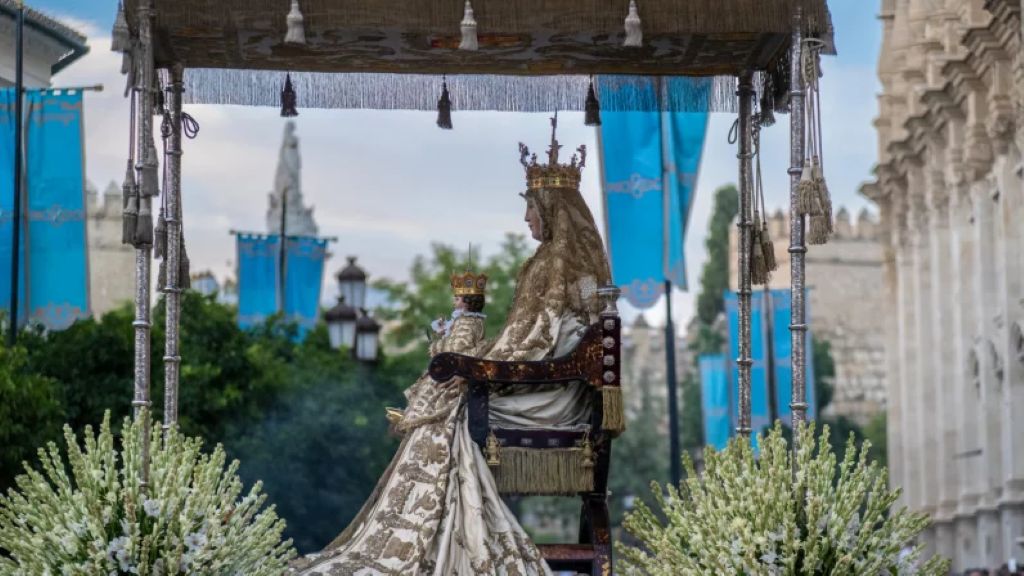La Virgen de los Reyes recupera el histórico terno de su proclamación como Patrona para el 80 aniversario