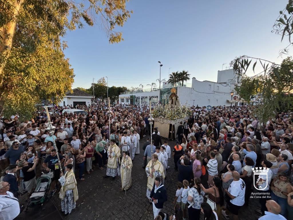 Coria del Río vuelve a vivir la tradicional procesión de la Virgen del Carmen por el Guadalquivir