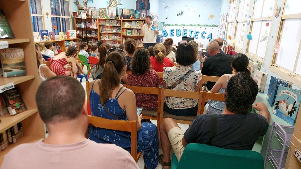 Jhon Ardila protagoniza  una nueva sesión de los Cuentacuentos Nocturnos en la Biblioteca de Santiponce 