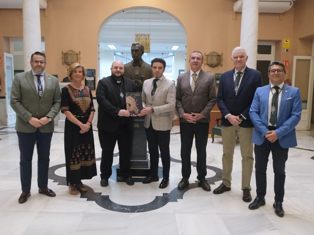 La Hermandad de la Sangre de Huévar presenta el libro conmemorativo de la Coronación Canónica en el Ateneo de Sevilla